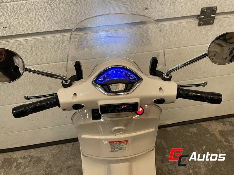 Scooter électrique Vespa + top case  (2/5 ans) - blanc